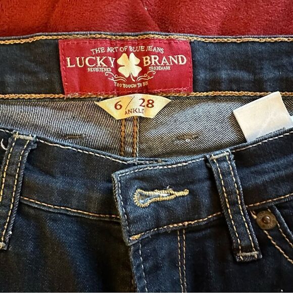 Lucky Brand womenāsādarkāblueādenimājeansāsizeā6/ā28 - Picture 2 of 6